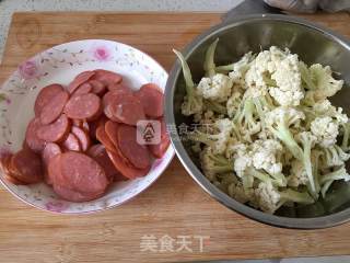 花菜蒜香肠的做法步骤：1