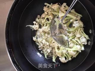 花菜蒜香肠的做法步骤：2