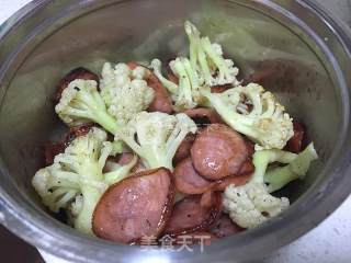 花菜蒜香肠的做法步骤：5