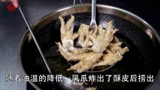 酸辣可口的【酸椒虎皮凤爪】的做法步骤：2
