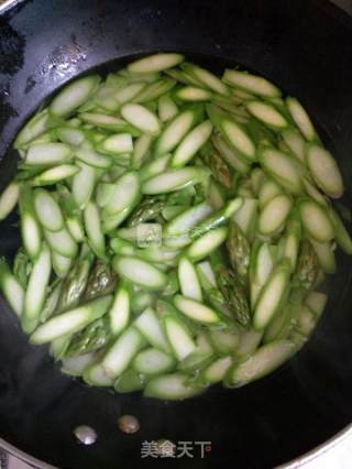 青炒芦笋的做法步骤：3