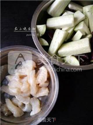 【平民餐桌上的家常菜亦能吃出美味营养】茄子烧鱼柳的做法步骤：2