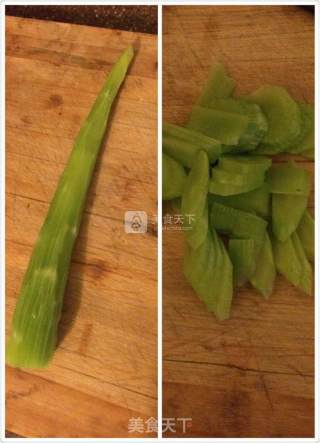 青笋木耳炒虾球的做法步骤：3