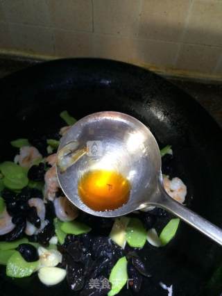 青笋木耳炒虾球的做法步骤：8