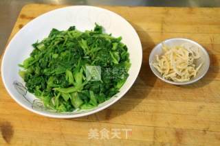 菠菜银鱼干的做法步骤：1