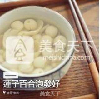 莲子百合炖鱼肚的做法步骤：1