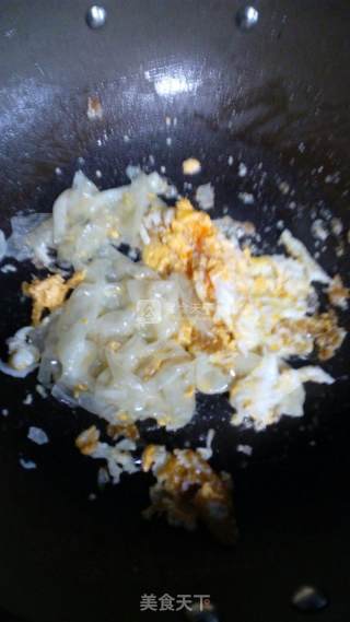 鸭蛋炒粉皮的做法步骤：2