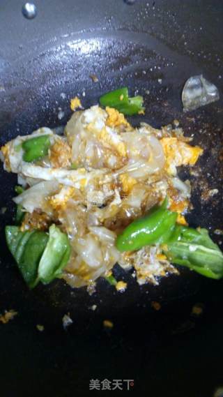 鸭蛋炒粉皮的做法步骤：3