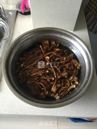 干锅茶树菇的做法步骤：1