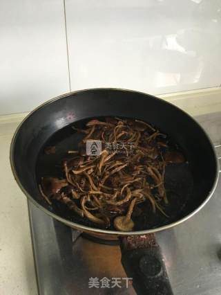 干锅茶树菇的做法步骤：2