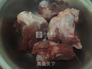 酸菜炖大骨头的做法步骤：1