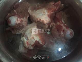 酸菜炖大骨头的做法步骤：2