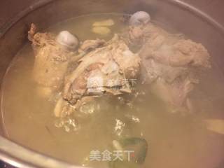 酸菜炖大骨头的做法步骤：4