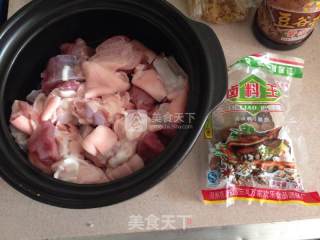 卤猪脚的做法步骤：1