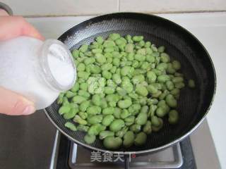 雪菜蚕豆米炒香肠的做法步骤：1