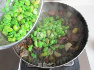 雪菜蚕豆米炒香肠的做法步骤：5