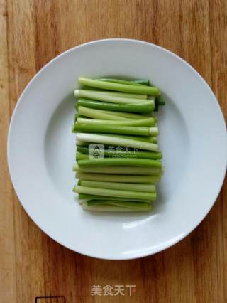 蒜苔肉丝豆皮卷的做法步骤：1