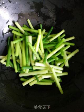 蒜苔肉丝豆皮卷的做法步骤：2