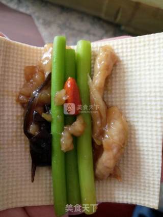 蒜苔肉丝豆皮卷的做法步骤：12