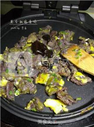 【即是小吃又是菜】葱香粗粮蛋饼的做法步骤：11