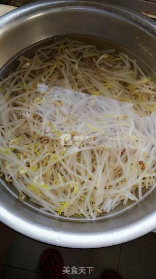 豆芽炒肉的做法步骤：1