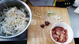 豆芽炒肉的做法步骤：3