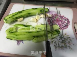 超级简单凉拌黄瓜的做法步骤：2