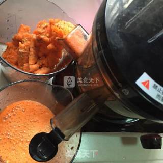 鲜榨胡萝卜苹果原汁的做法步骤：3