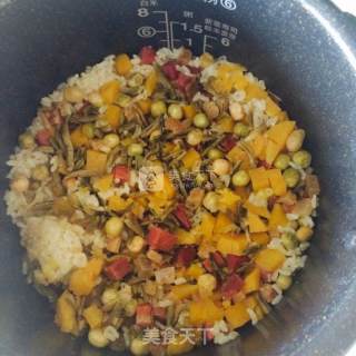 腊肉豌豆红薯焖饭的做法步骤：16