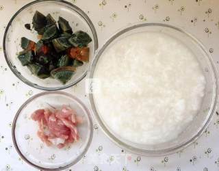 皮蛋瘦肉粥   简易版的做法步骤：1