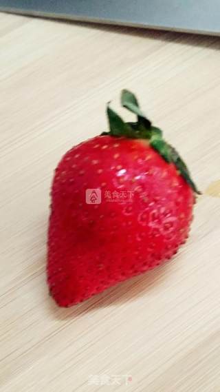 草莓罐头的做法步骤：1