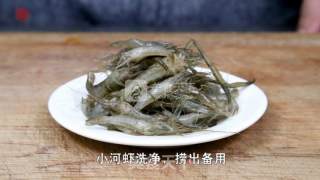 比肉好吃的【河虾煲豆腐】的做法步骤：2