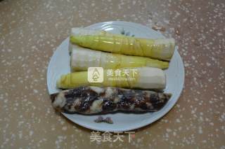 香肠炒雷笋的做法步骤：1