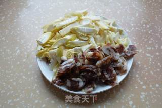 香肠炒雷笋的做法步骤：2