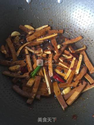 蒜苗香干炒腊肉的做法步骤：4