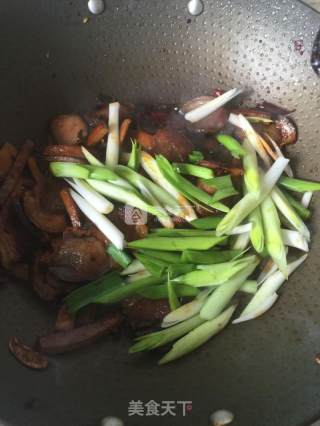 蒜苗香干炒腊肉的做法步骤：6