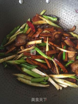 蒜苗香干炒腊肉的做法步骤：7