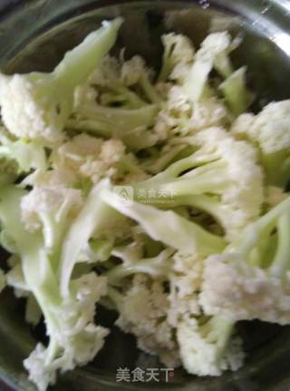 西红柿胡萝卜炒花菜的做法步骤：3