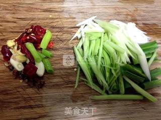 蒜苗炒胡豆的做法步骤：2
