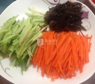 清爽三丝白菜卷的做法步骤：1