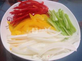 彩椒爆炒牛肉丝的做法步骤：1