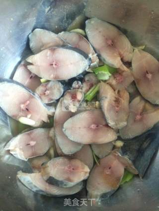 香炸鲅鱼块的做法步骤：1