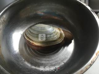 咸菜春笋炒象拔蚌片的做法步骤：1