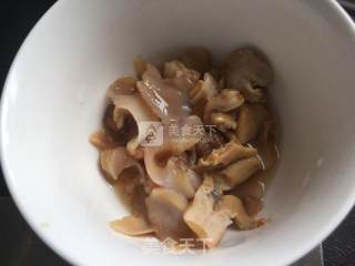 咸菜春笋炒象拔蚌片的做法步骤：7