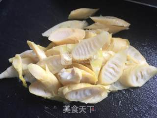 咸菜春笋炒象拔蚌片的做法步骤：8
