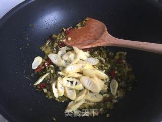 咸菜春笋炒象拔蚌片的做法步骤：12