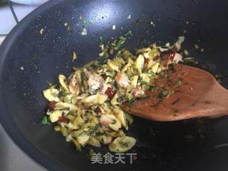 咸菜春笋炒象拔蚌片的做法步骤：15