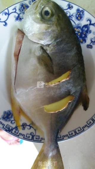 红烧鲳鱼的做法步骤：1