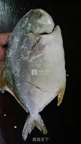 红烧鲳鱼的做法步骤：2