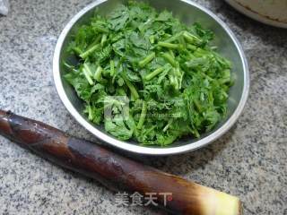 雷笋炒茼蒿的做法步骤：1